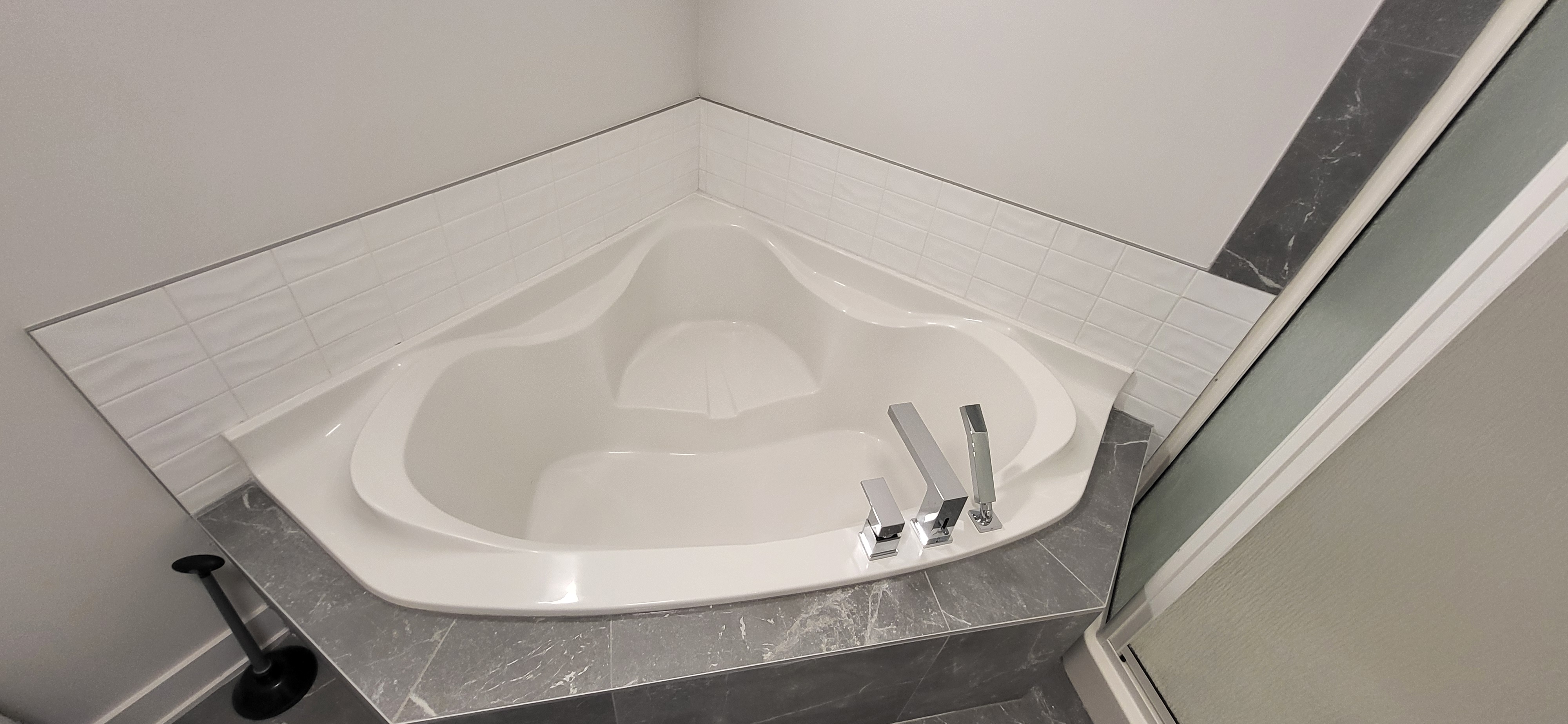 Bain tourbillon impeccable après nettoyage professionnel Chantal Excellence Saint-Agathe-des-Monts