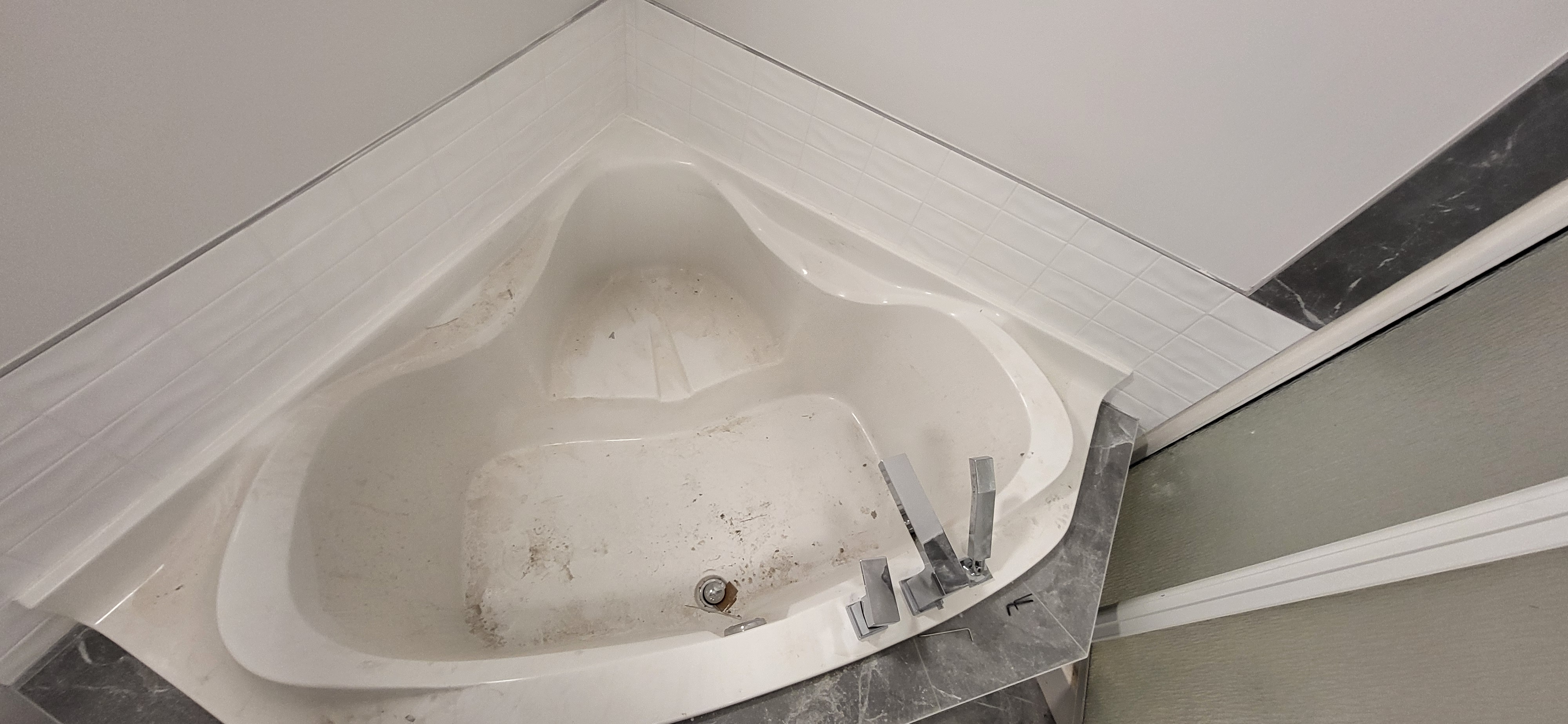 Bain tourbillon sale avant nettoyage post-construction Chantal Excellence Saint-Agathe-des-Monts Laurentides