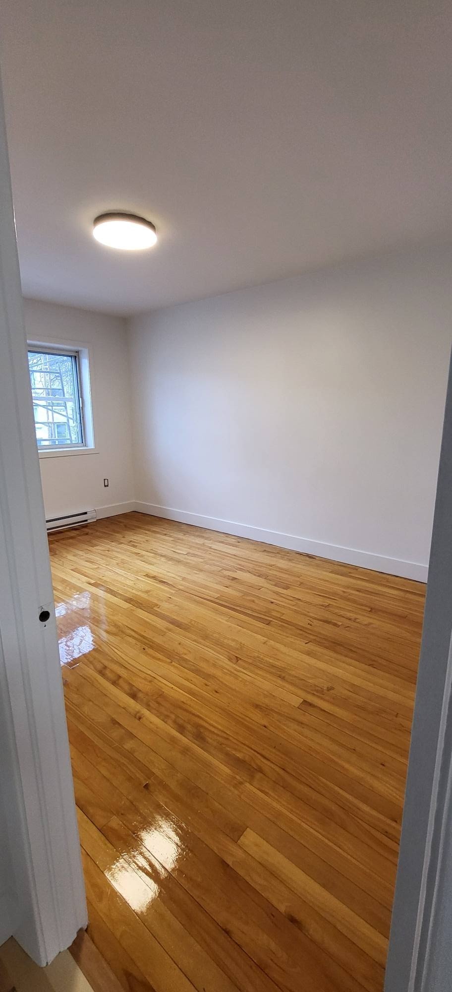 Chambre propre plancher bois poli après nettoyage rénovation Chantal Excellence Sainte-Adèle