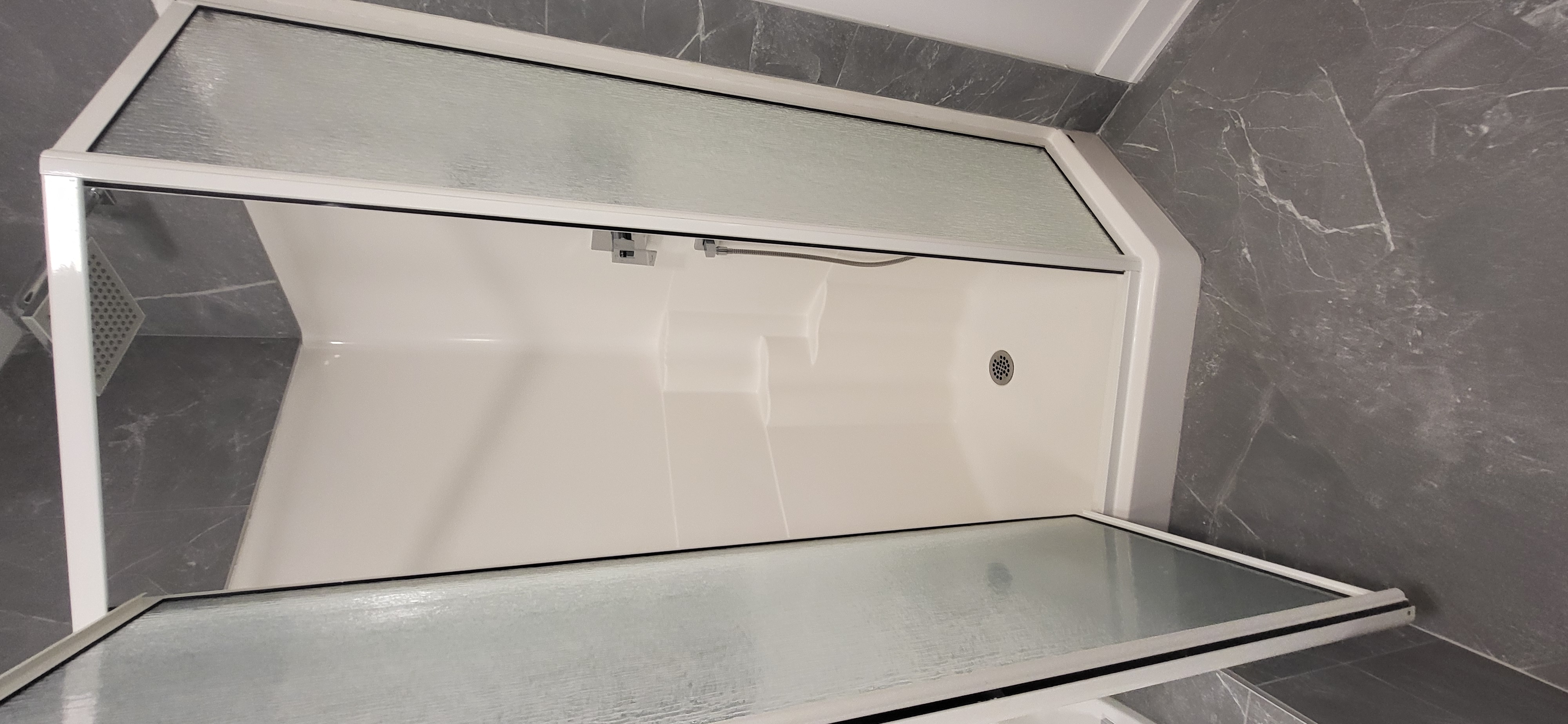 Douche en verre impeccable après nettoyage post-construction Chantal Excellence Val-David