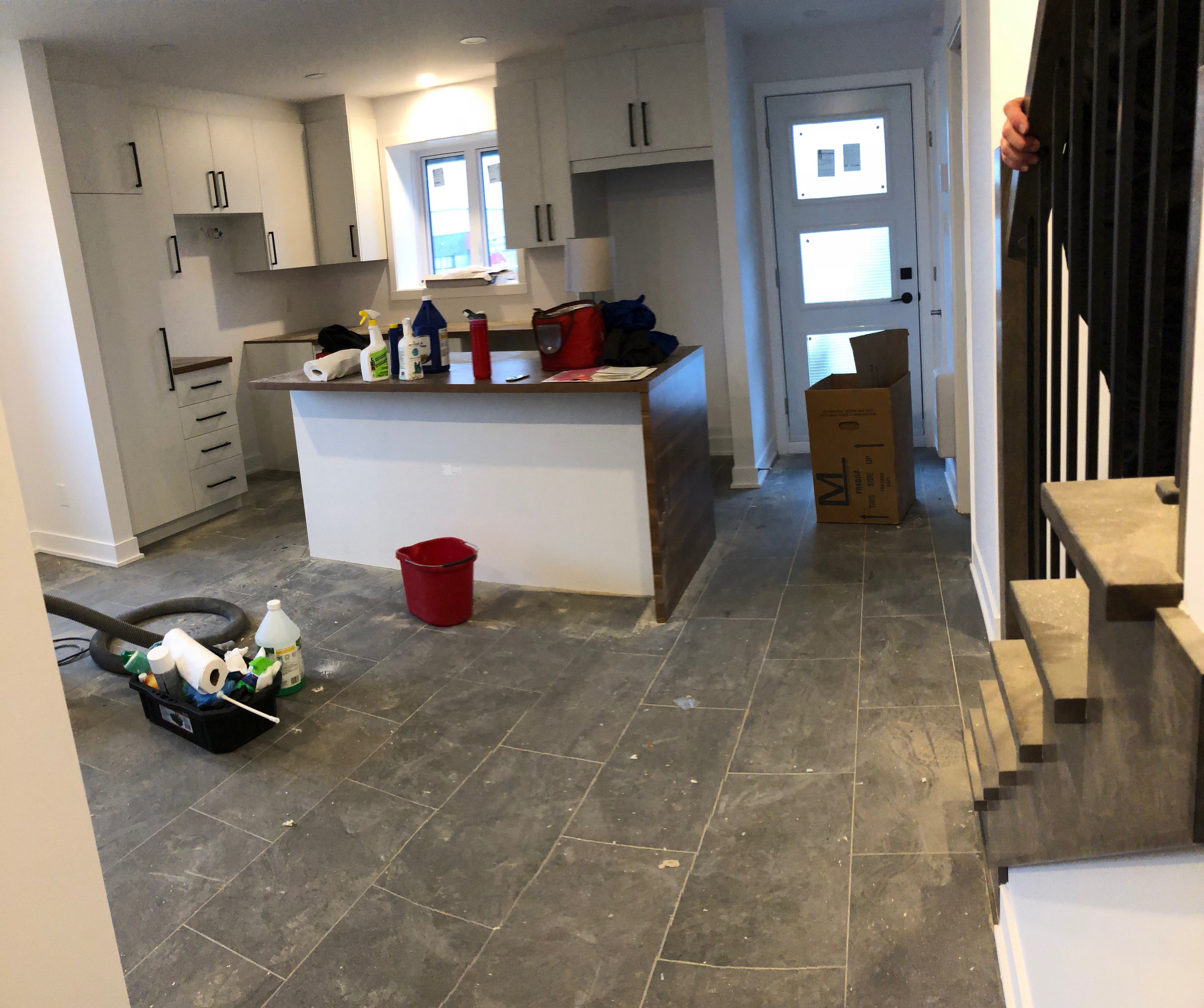 Équipe Chantal Excellence au travail — nettoyage cuisine neuve chantier de construction Montréal