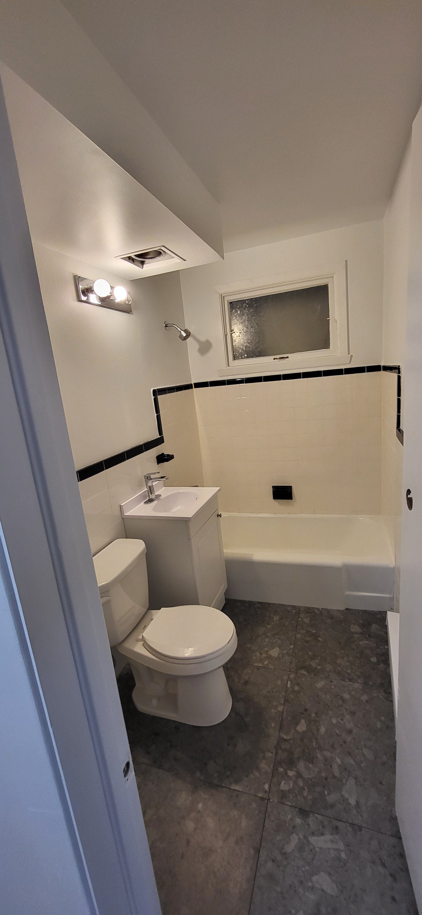 Salle de bain résidentielle nettoyée après rénovation Chantal Excellence Sainte-Adèle Laurentides