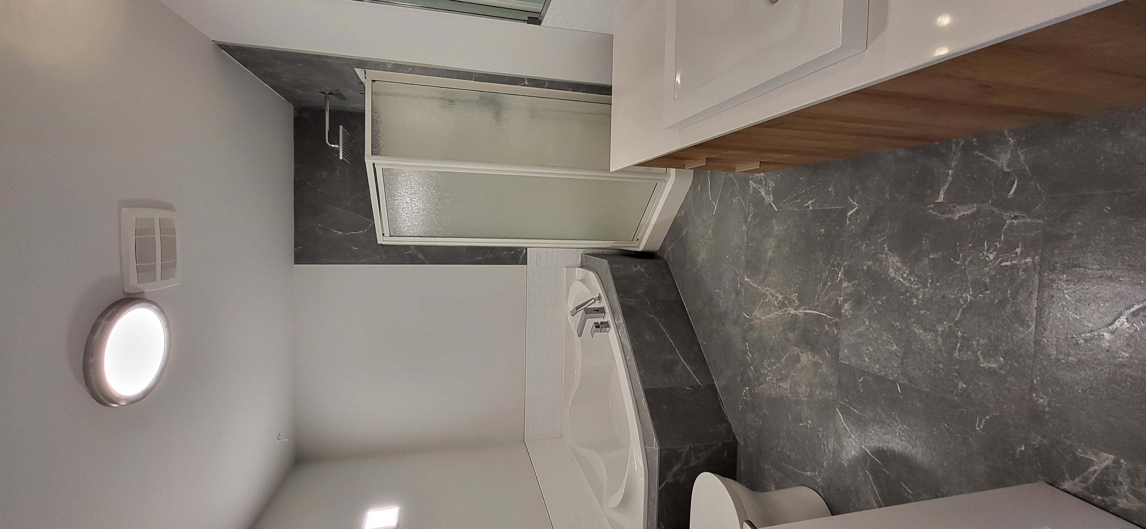 Salle de bain impeccable après nettoyage professionnel post-construction Chantal Excellence