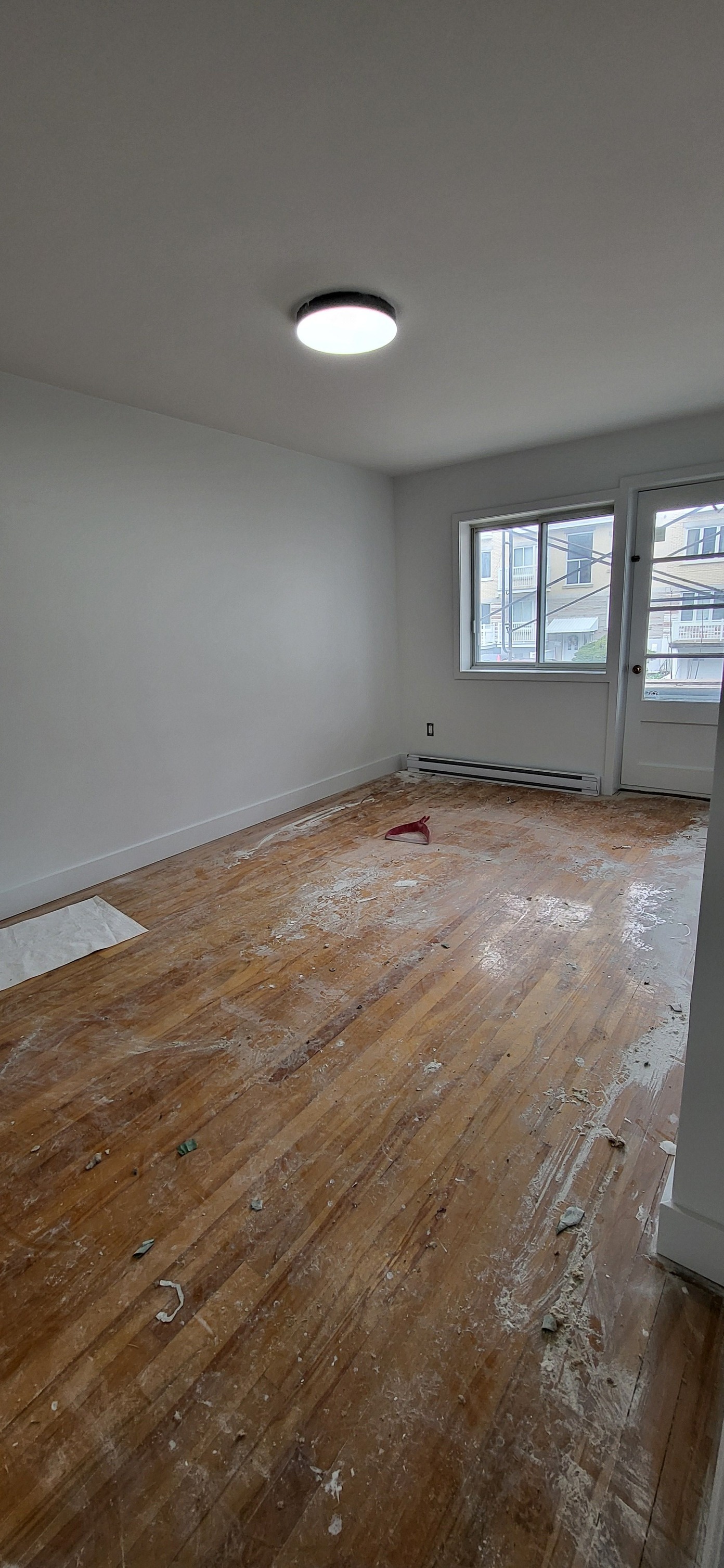 Salon avec débris de construction avant nettoyage professionnel Saint-Sauveur Laurentides